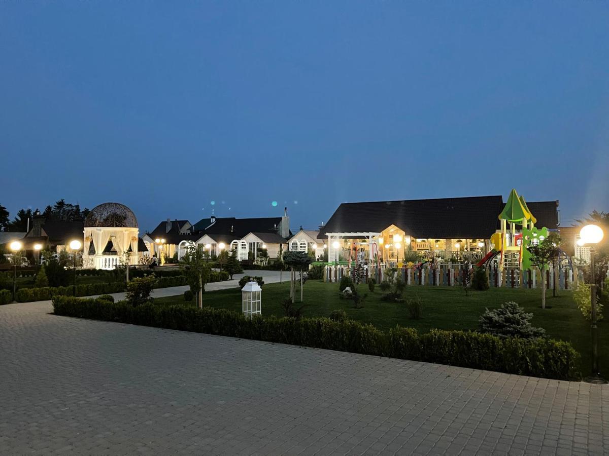 Готельно-Ресторанний Комплекс Прованс Парк Pochaiv Exterior photo