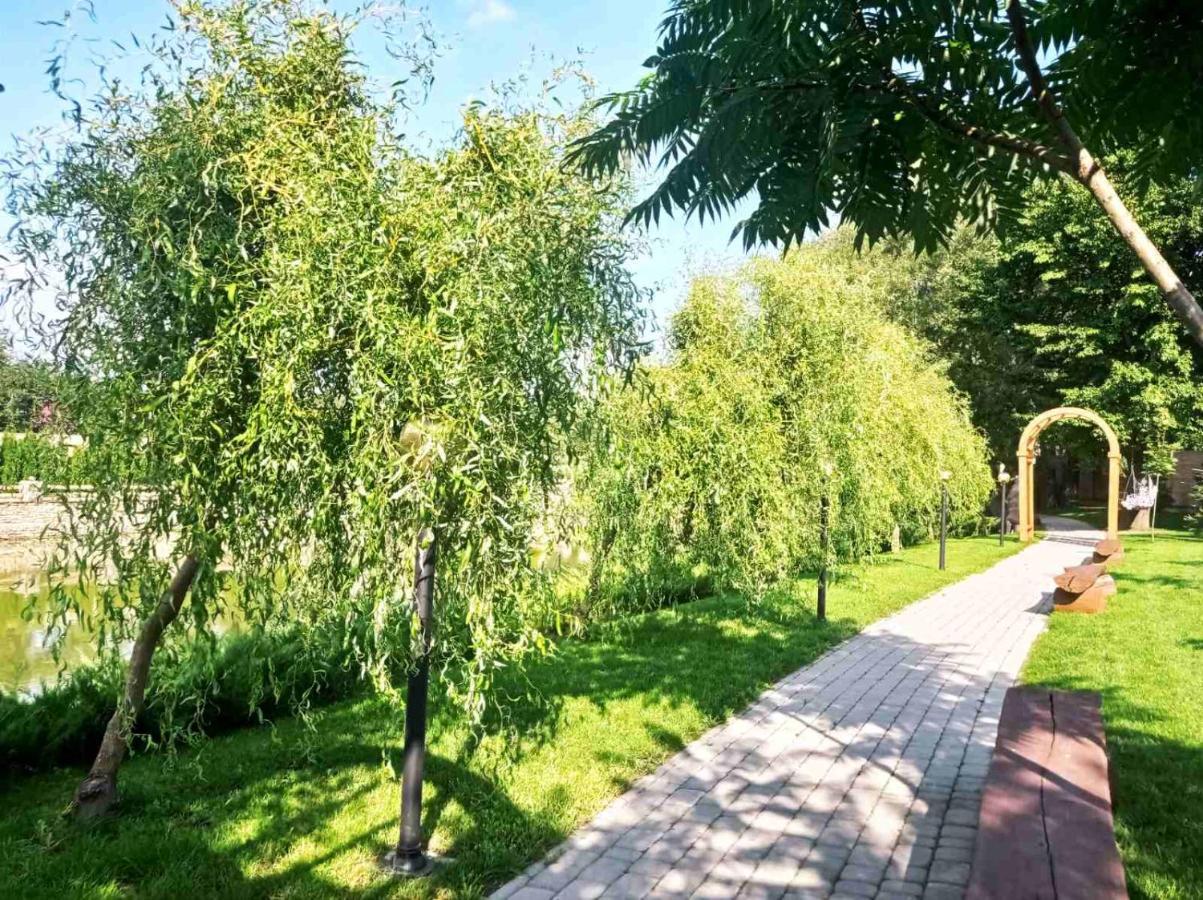 Готельно-Ресторанний Комплекс Прованс Парк Pochaiv Exterior photo