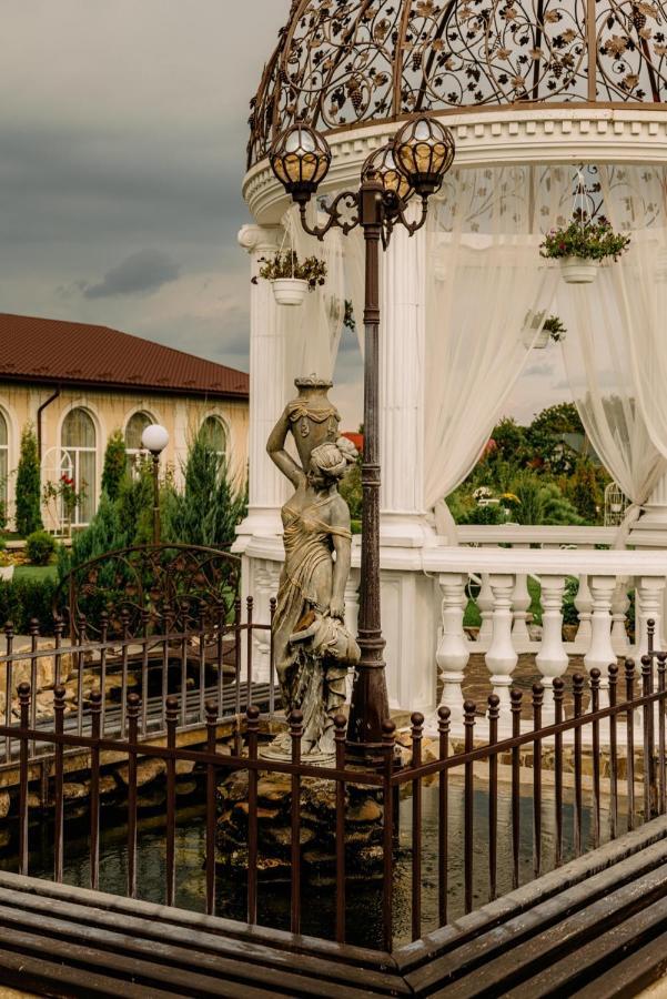 Готельно-Ресторанний Комплекс Прованс Парк Pochaiv Exterior photo